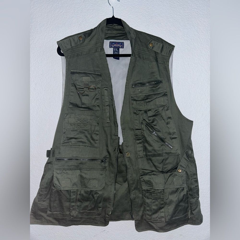 The Arrow Company Outdoor /Fishing  green Vest Size XL  14 Pockets